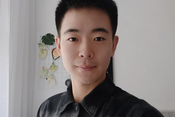 張?。宏P(guān)注熱點問題，學(xué)會全面思考